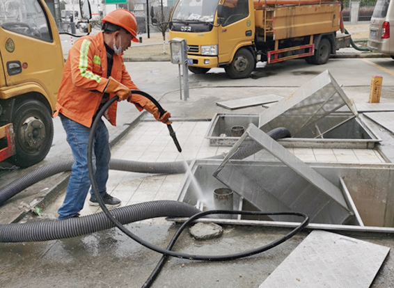 拉孜隔油池清理